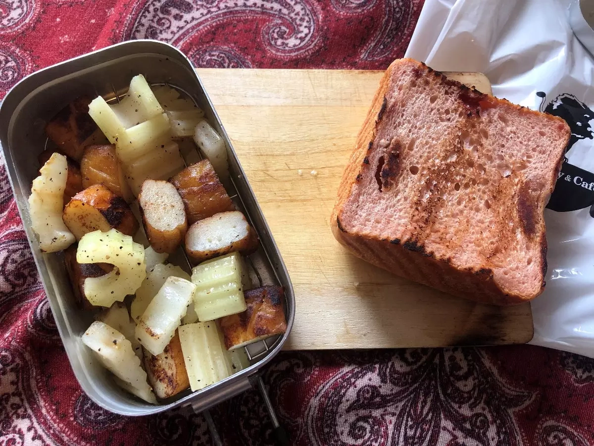 私の山ごはん-俺のベーカリー限定食パンとセロリとさつま揚げ炒め