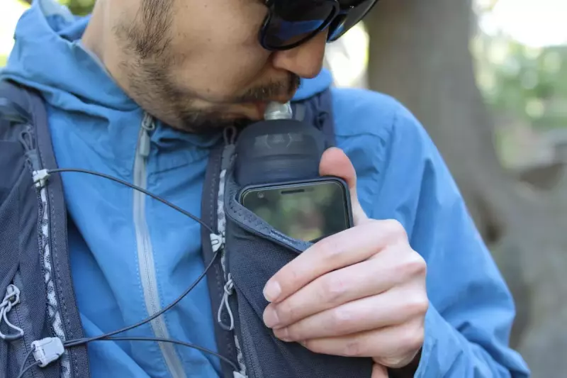 サロモン バックパックXAを活用すれば、サコッシュは不必要、水分補給は購入すると付属されているソフトフラスク(500ml)2つを使用することで、バックパックを背負ったまま水分補給ができる。