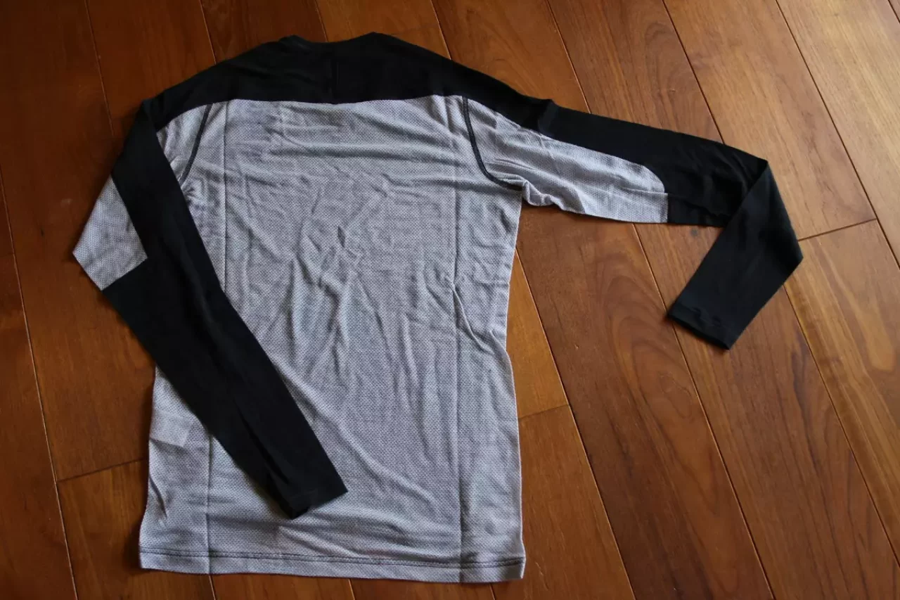 NORRONAビティホーンウールシャツの背中