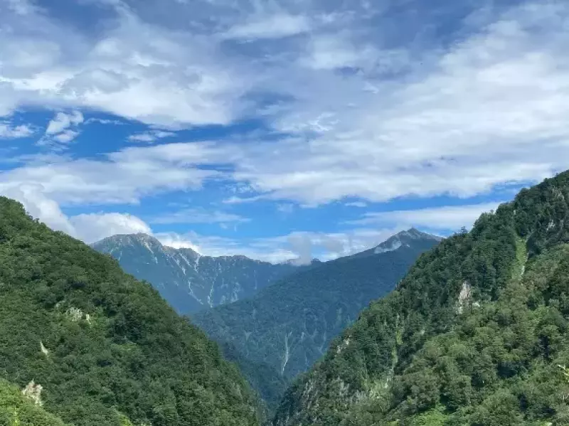 *五竜岳(左)と鹿島槍ヶ岳