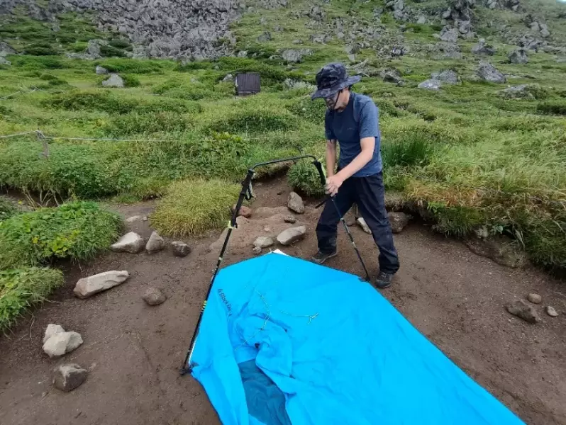 ブラックダイヤモンドのディスタンスシェルターを設営