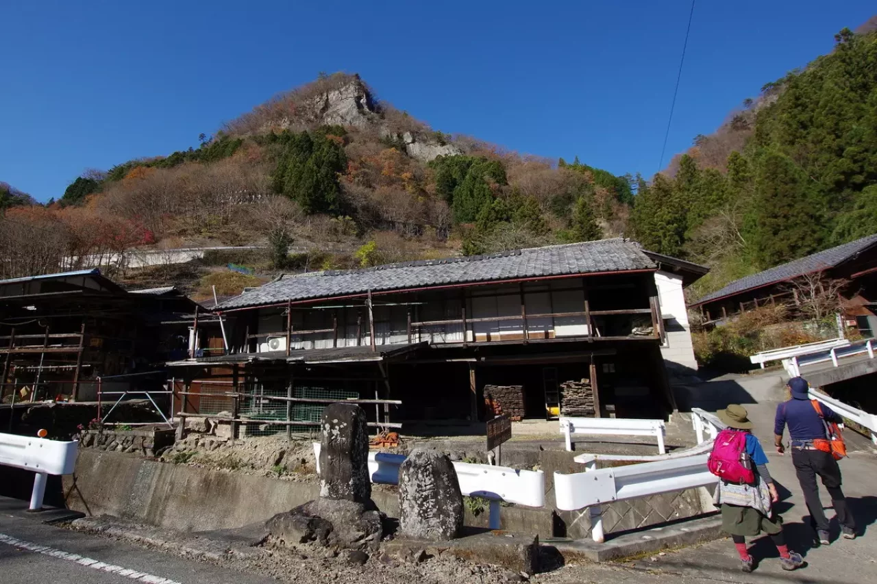 登山終わり里山に降りて田園風景中を歩む3