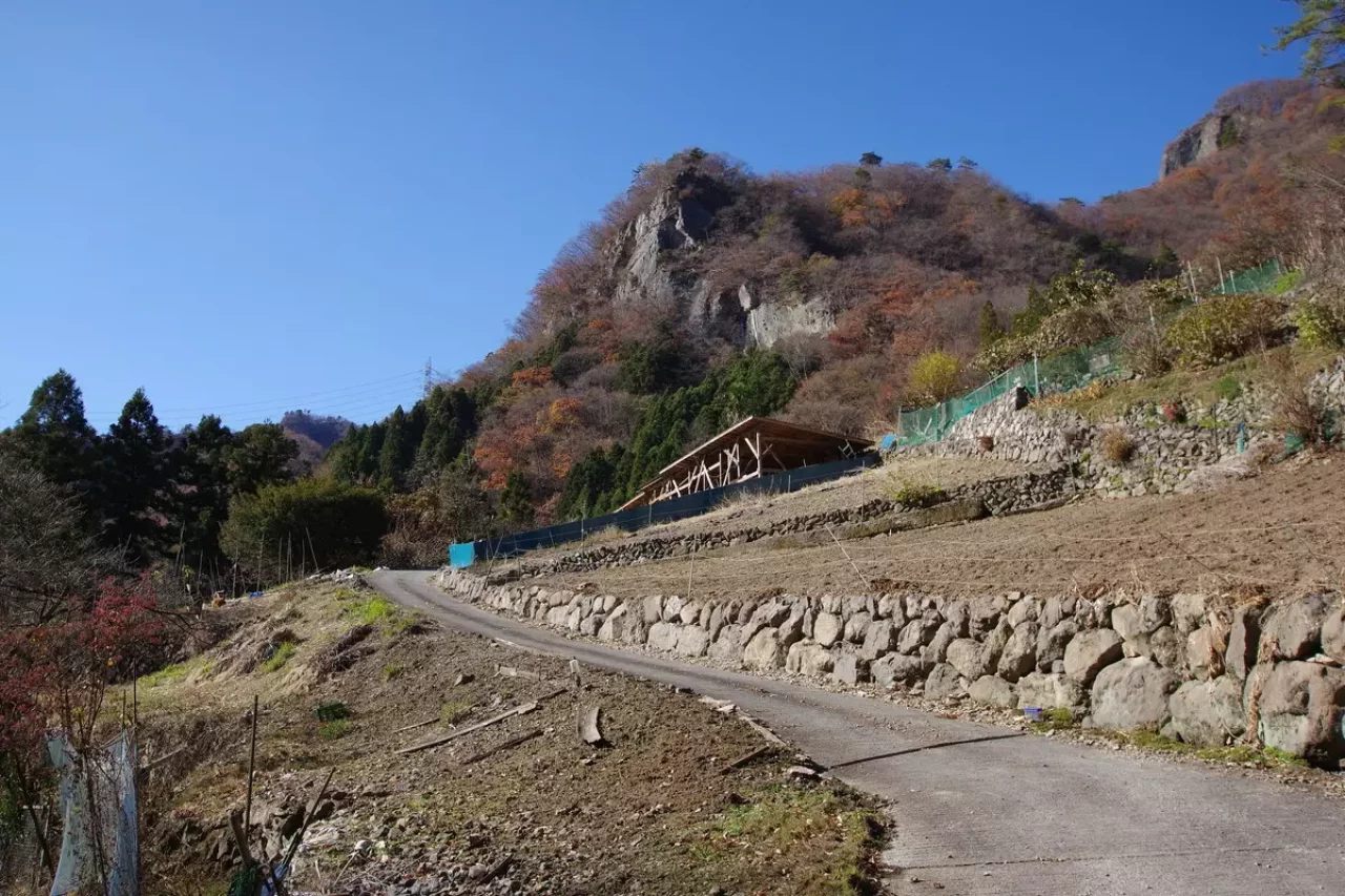 登山終わり里山に降りて田園風景中を歩む5