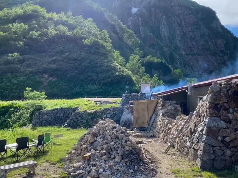 *池ノ平小屋の五右衛門風呂(煙突の下のあたり)