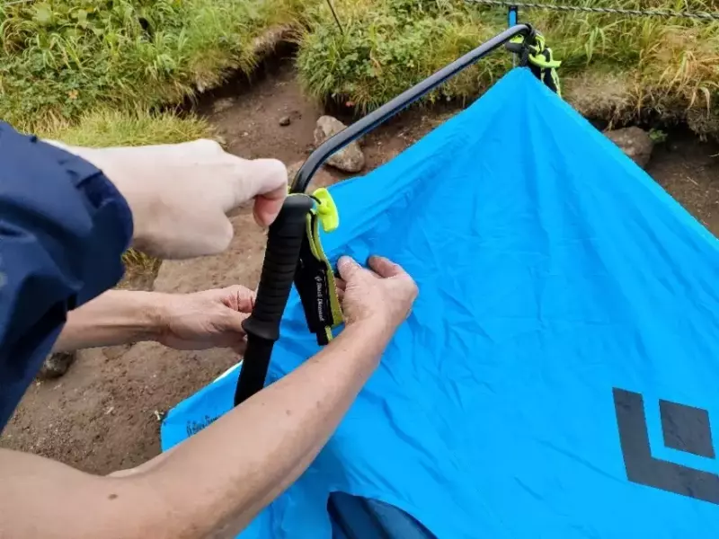 ブラックダイヤモンドのディスタンスシェルターを設営