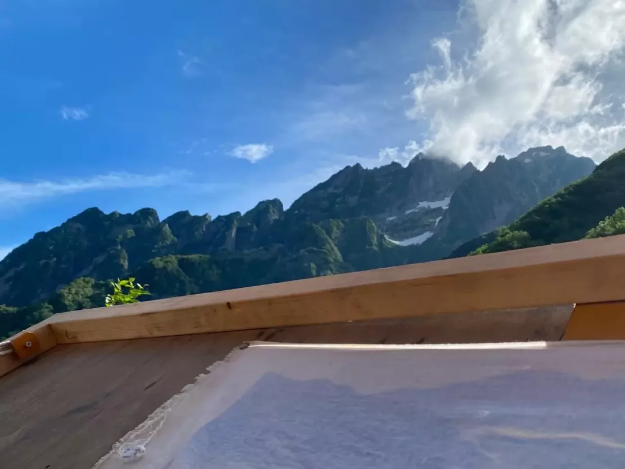 *内風呂(チンネの湯)からの裏剱。なお、窓の開け方には初級〜上級がある。