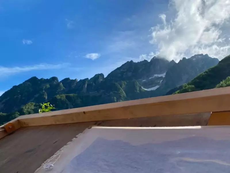 *内風呂(チンネの湯)からの裏剱。なお、窓の開け方には初級〜上級がある。