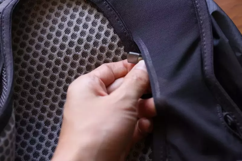 伸縮素材で中に入れたものを圧縮して固定するポケットが左右にあり、左側にはホイッスルが備わっている