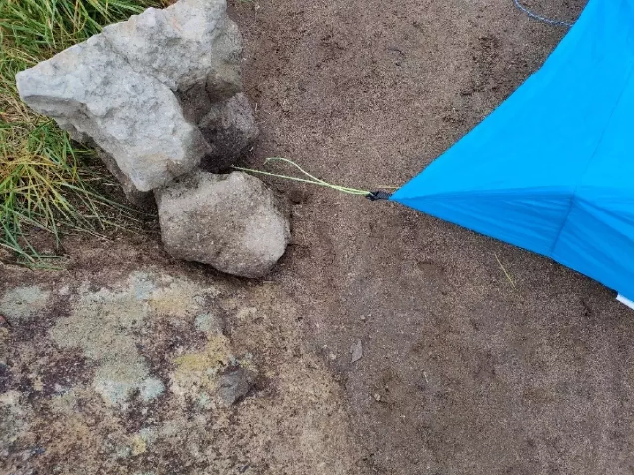 ブラックダイヤモンドのディスタンスシェルターを設営