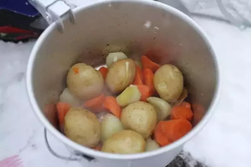 料理を楽しむクッカー