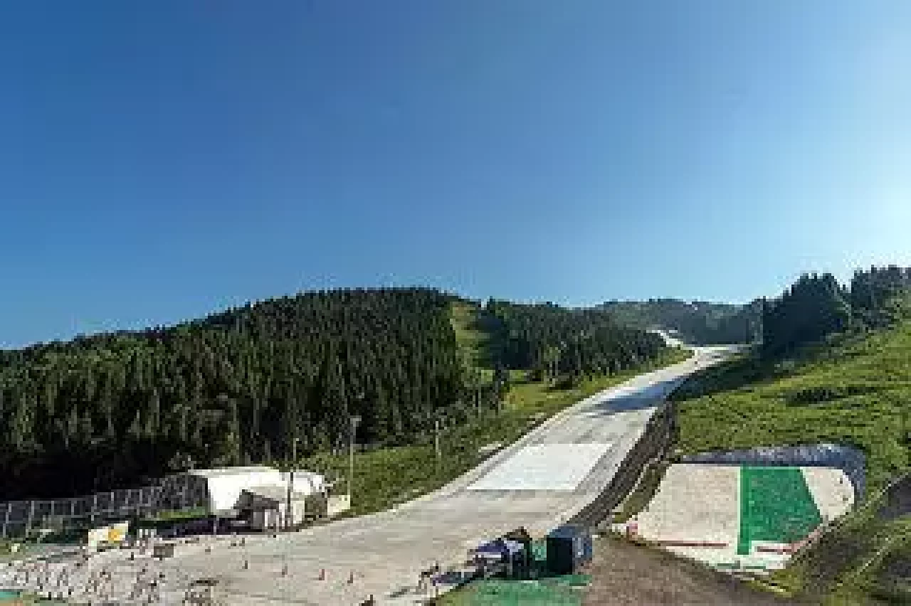 ウイングヒルズ白鳥リゾートの夏スキー