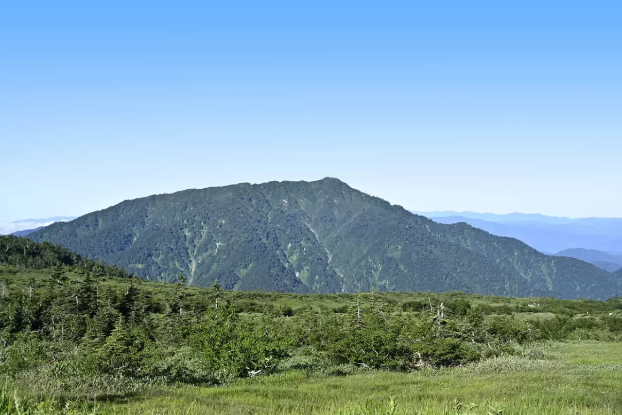立山から鍬崎山を望む