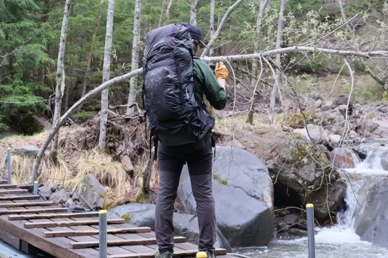 モンベル トレッキングパック 55 背負いやすく歩きやすい