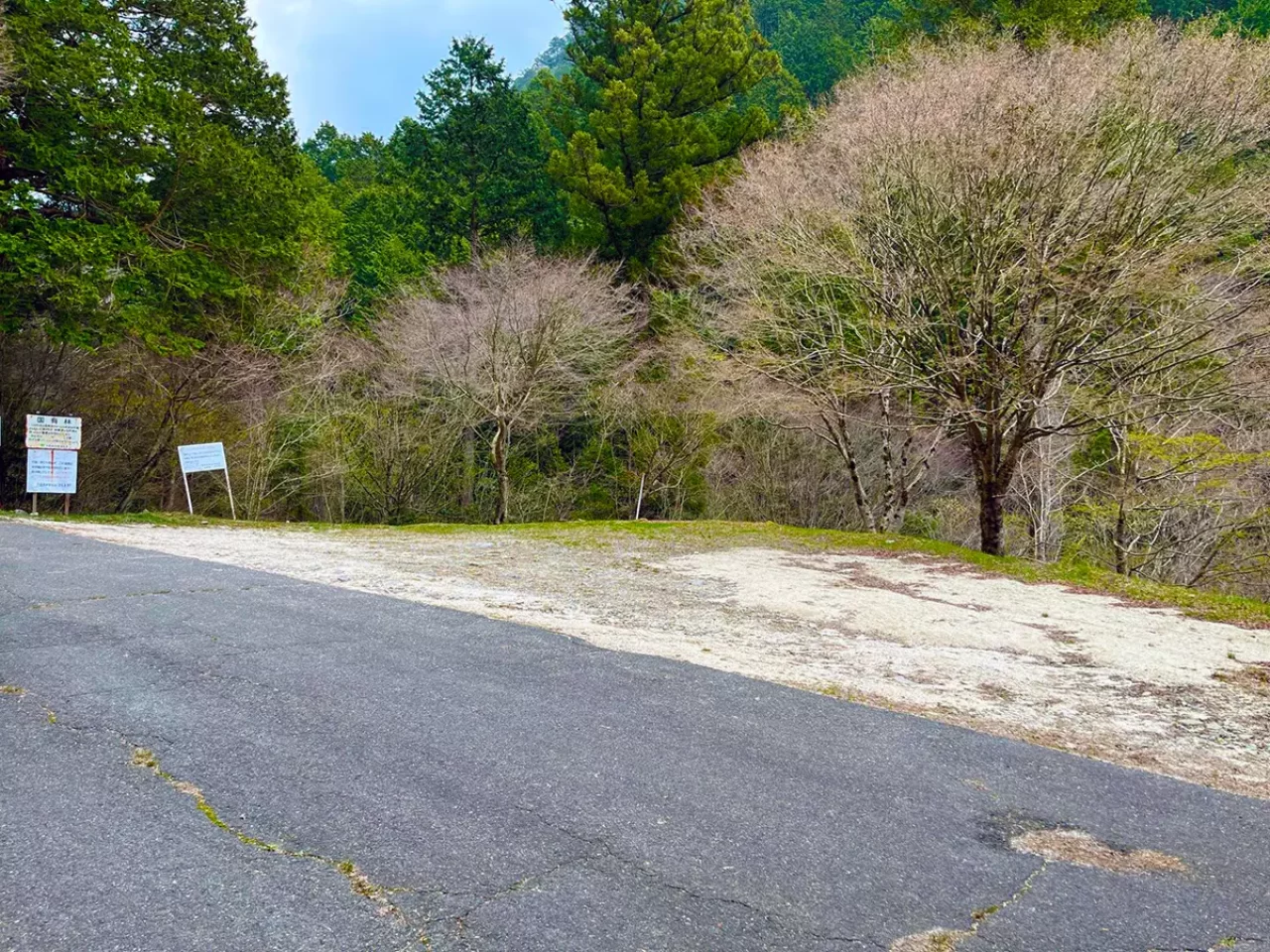 川上林道登山口前の駐車場