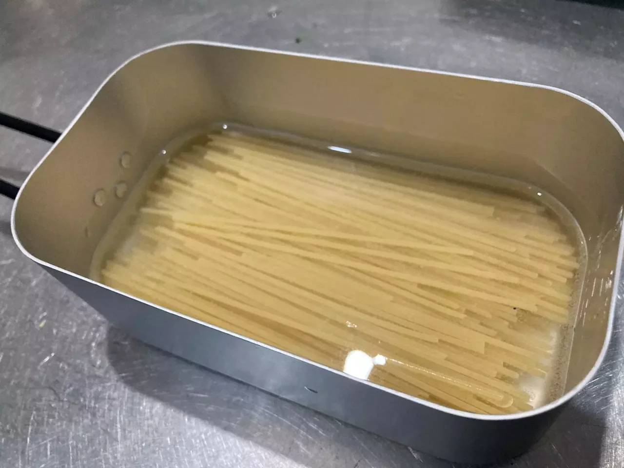 パスタを水に浸す