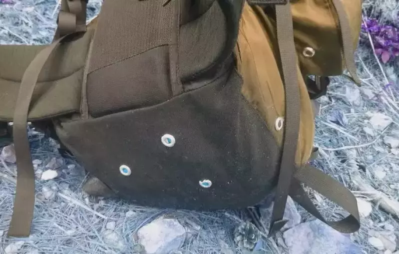 バックパックに穴をあけて水を抜く