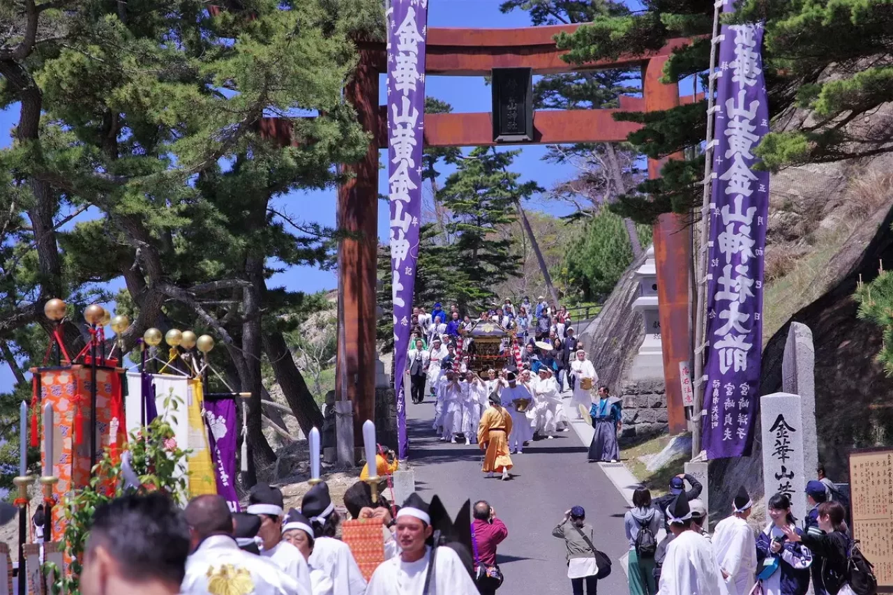 弁財天が舞い降りた伝承がある天柱石