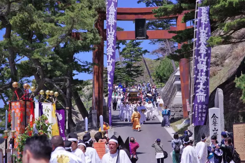 弁財天が舞い降りた伝承がある天柱石