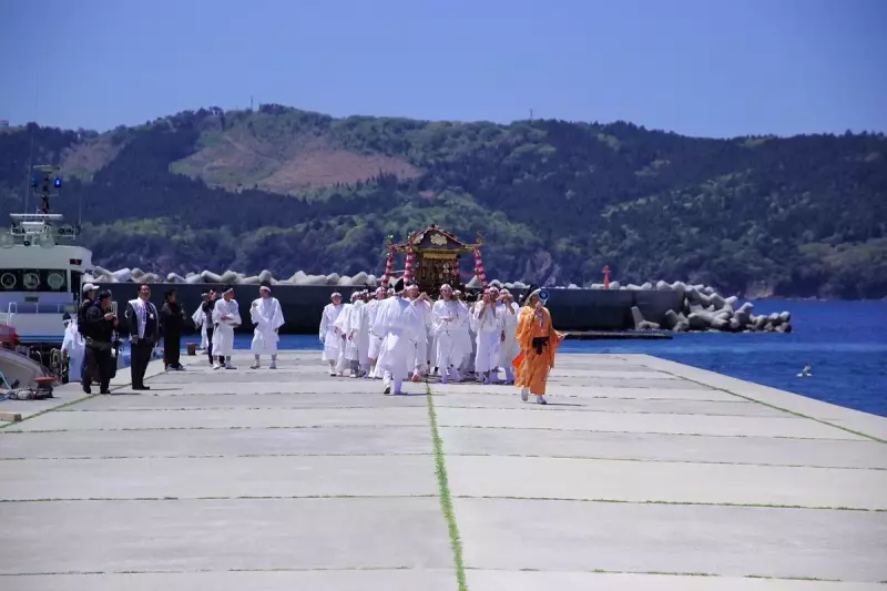 神輿渡御として海潮祓の特殊神事