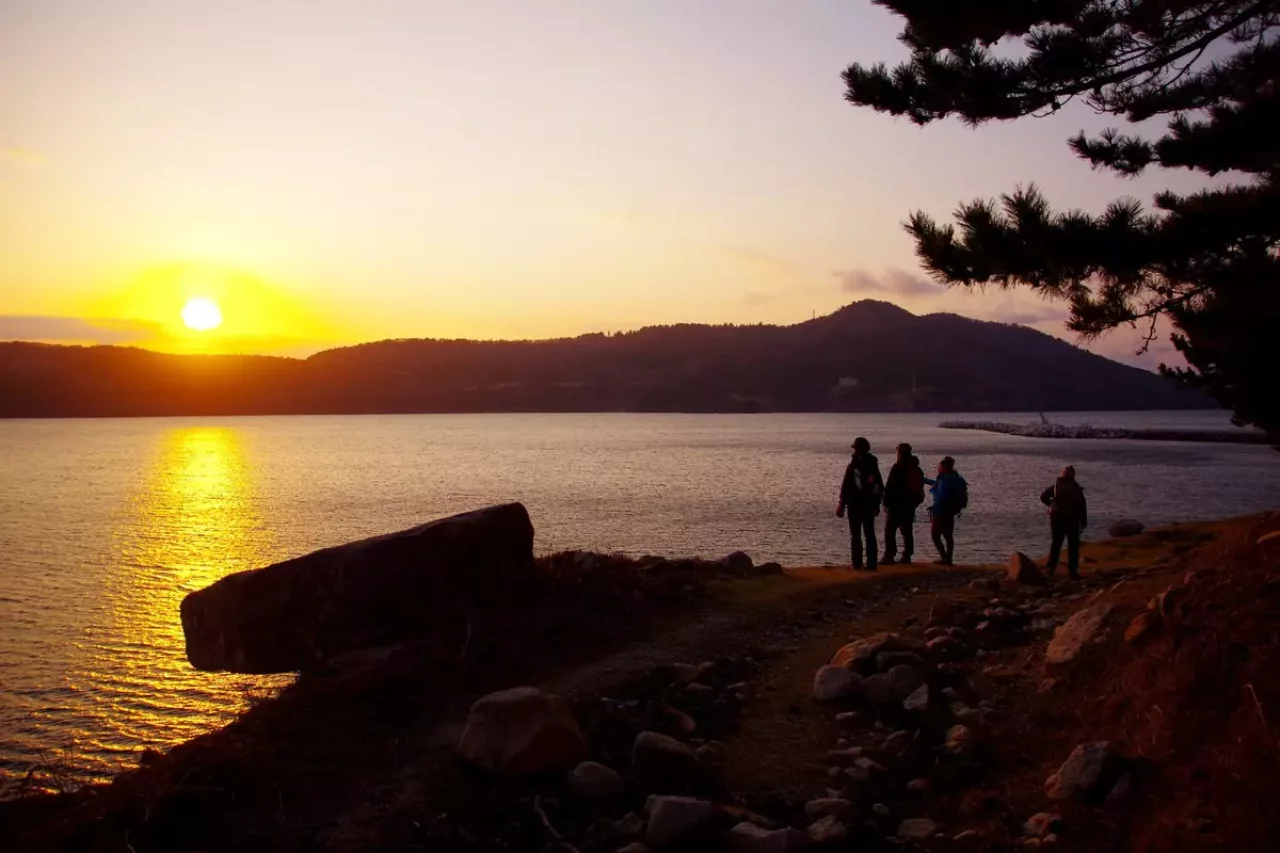 西日が島を黄金色に照らす11月