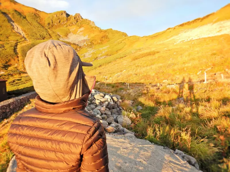 いちばん軽いダウンはコレ!軽量コンパクトな登山向けダウンジャケット重量別ランキング‐温かくて小さくたためるモデルベスト10|ダウンジャケット・パンツ|登山ウェア|山のモノ|登山・トレラン・山スキーマガジン「山旅旅」