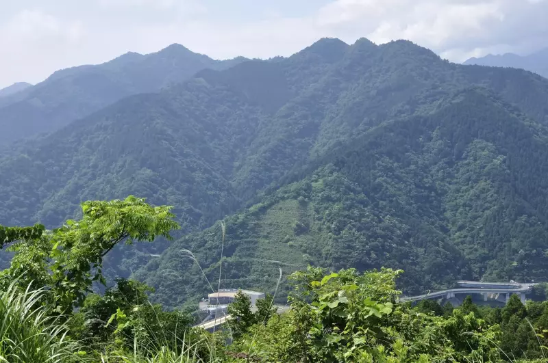 【日帰り登山】宮ケ瀬湖の絶景が楽しめる仏果山ハイキングの難易度別ルート紹介|ルート紹介から探す|登山・トレラン・山スキーマガジン「山旅旅」