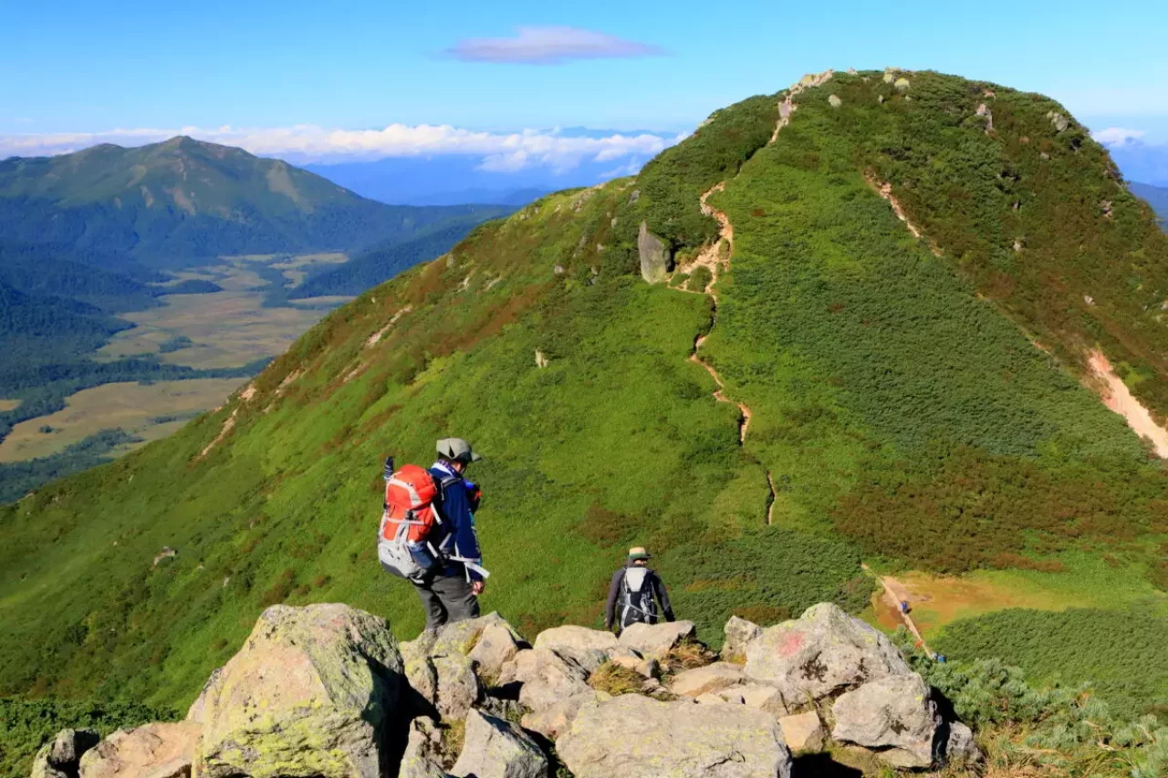 燧ヶ岳から尾瀬ヶ原と至仏山を望む
