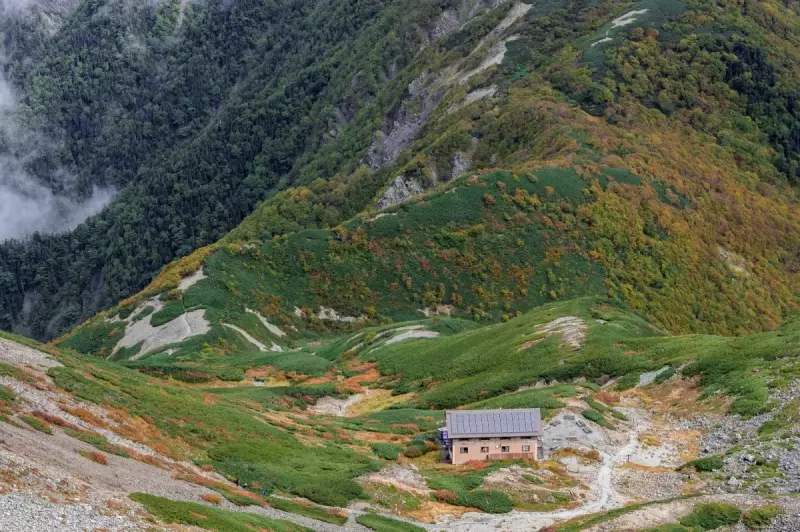 仙丈ケ岳山頂から仙丈小屋を見下ろす