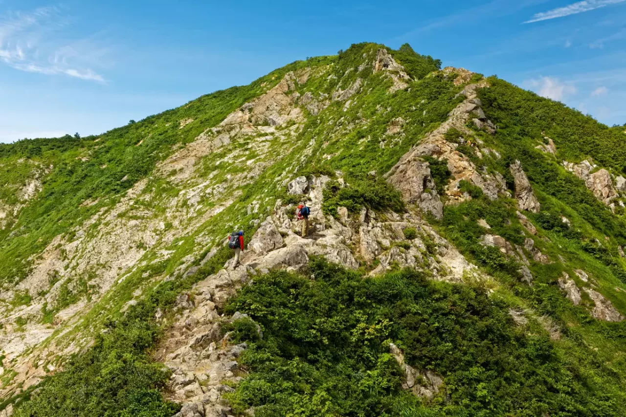 飯豊連峰・三国岳へ向かう登山者