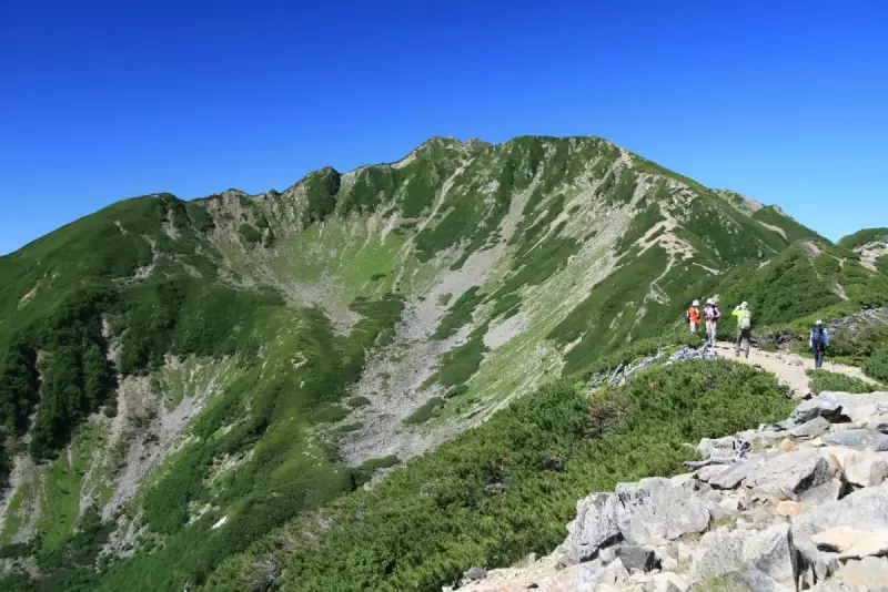 仙丈ケ岳のカールを望む稜線