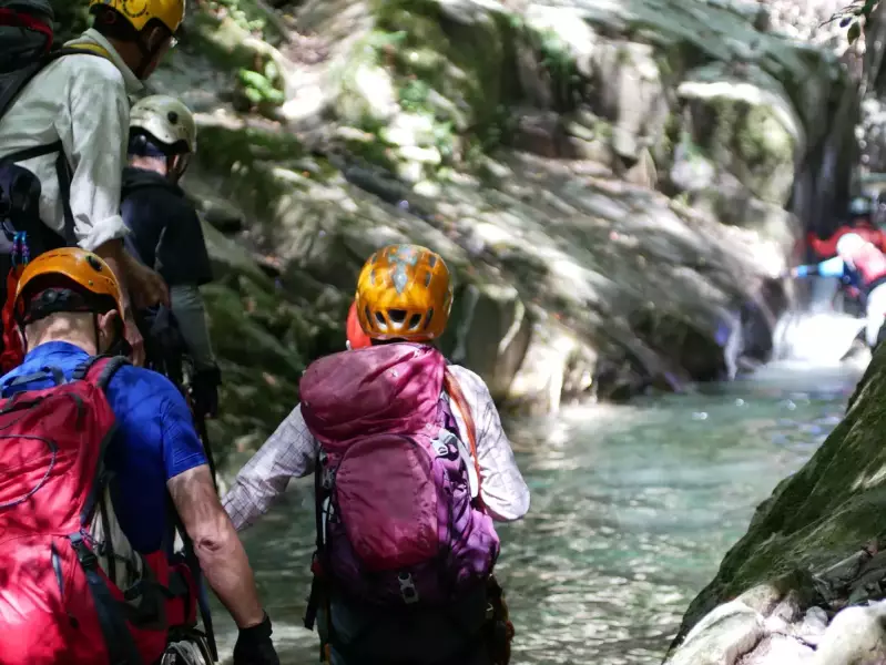 登山道以外のルートをたどるバリエーション登山-沢登り