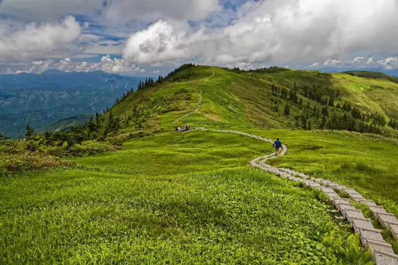夏の会津駒ヶ岳から中門岳への稜線
