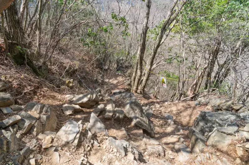 鋸山の岩肌が露出した登山道