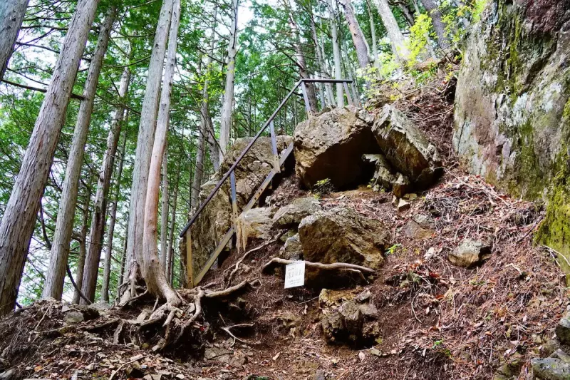 険しい鋸山登山道
