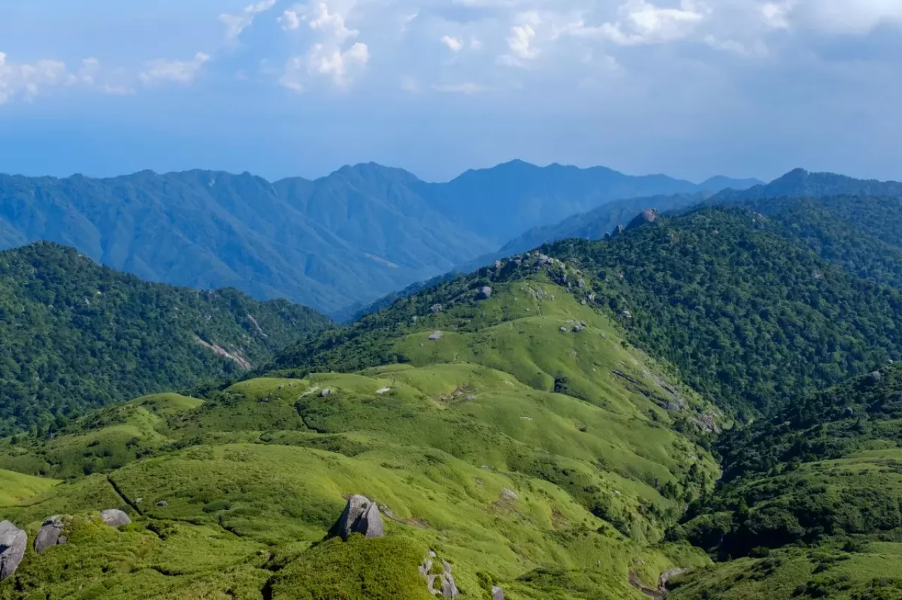 宮之浦岳山頂から続く稜線