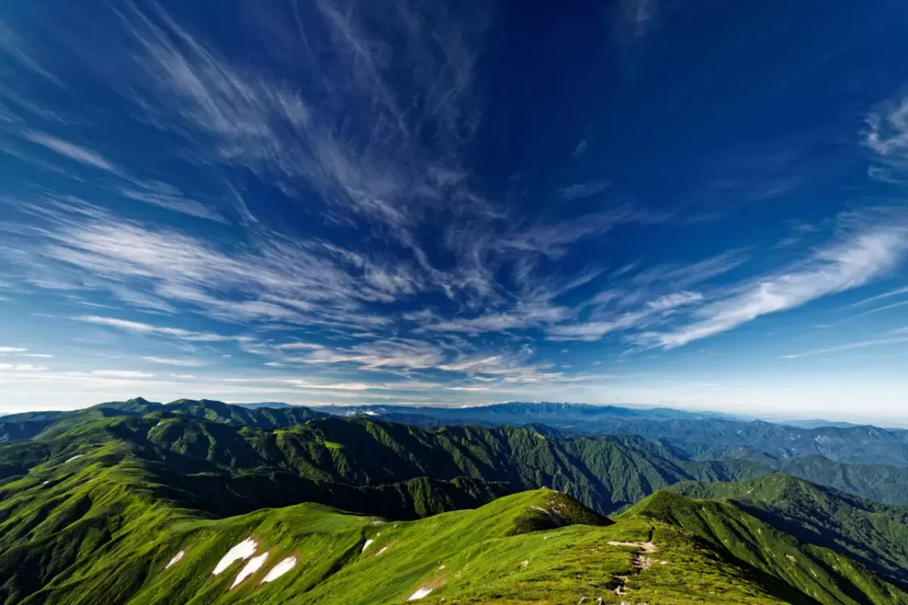 以東岳から見る朝日連峰主稜線