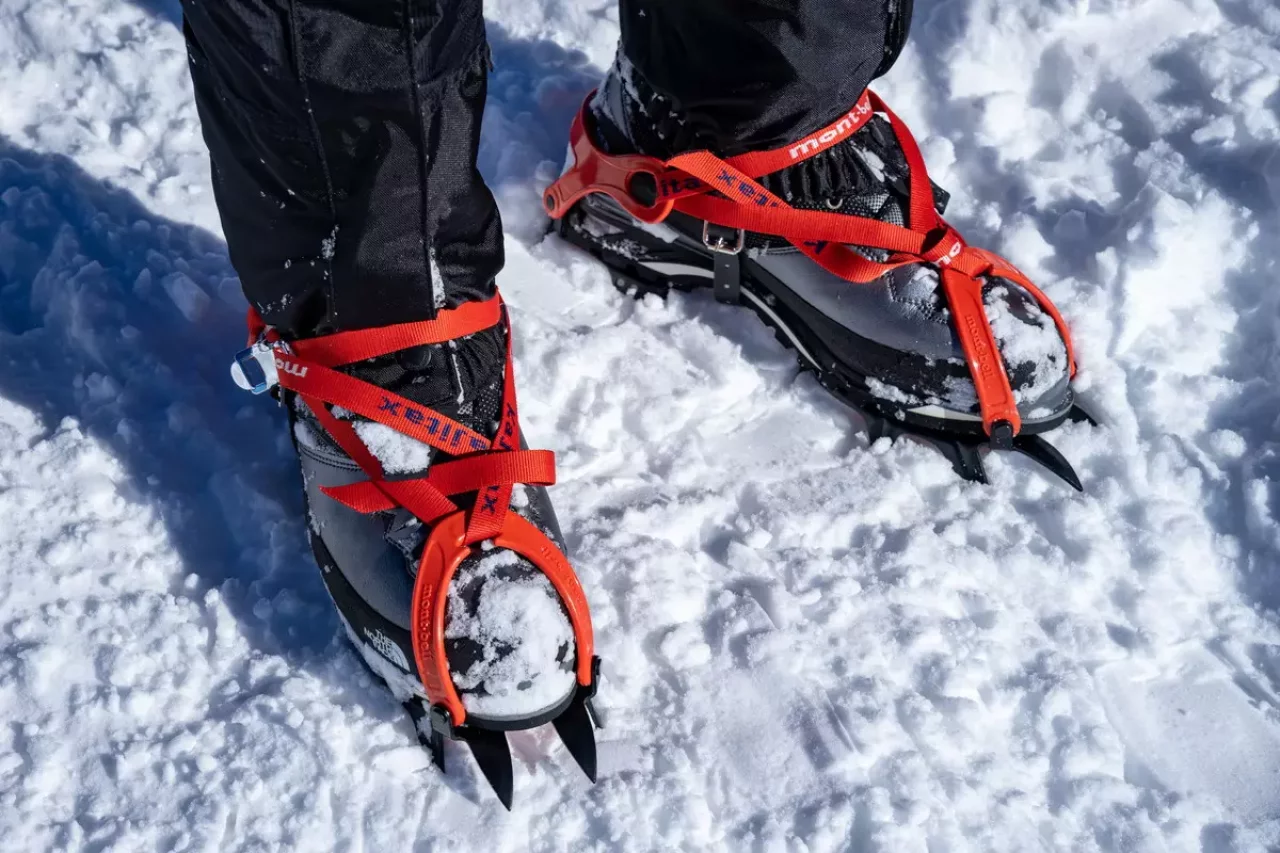 冬山登山で使用するアイゼン