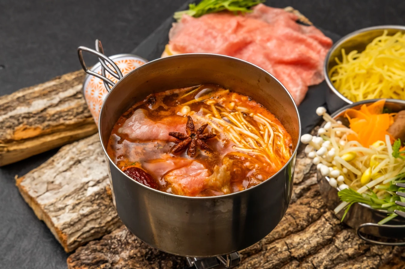 寒い時期のグループ登山におすすめ!暖かい鍋料理を楽しむクッカーセットの選びかた