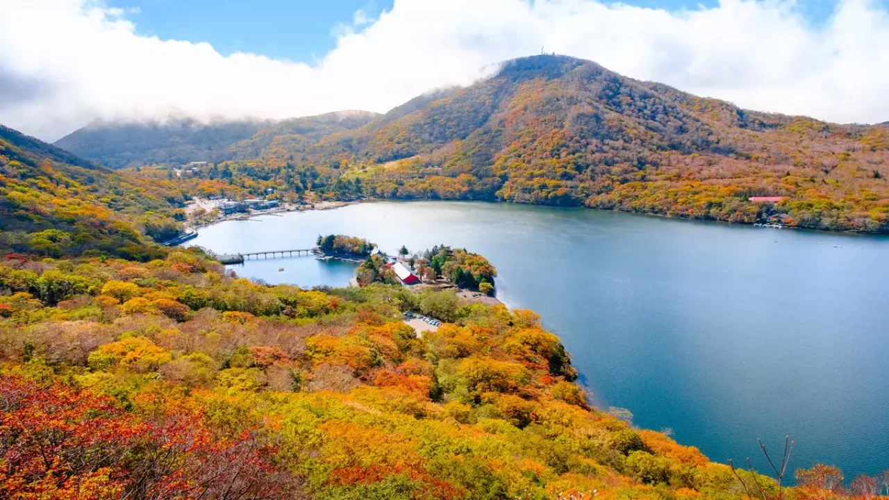 大沼周辺に色鮮やかな紅葉で染まる-赤城山の紅葉登山