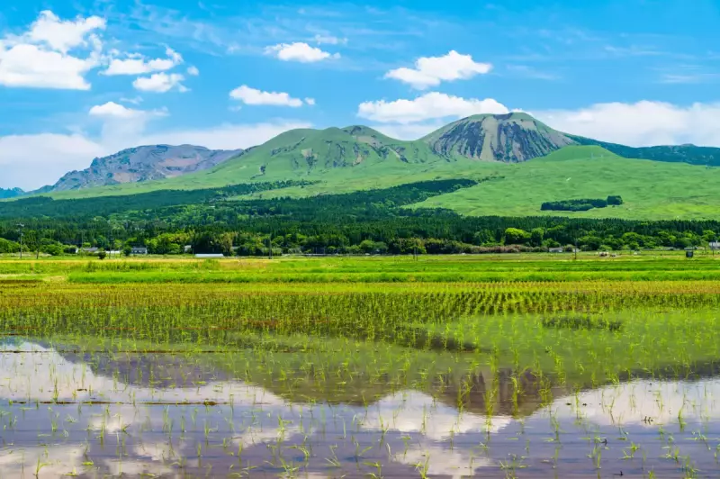 熊本県阿蘇市 阿蘇山 ~水田に映る阿蘇山~
登山 温泉