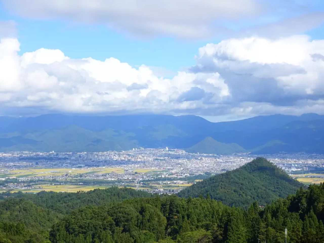 千歳山と山形市内の街並み
東北 登山 初心者