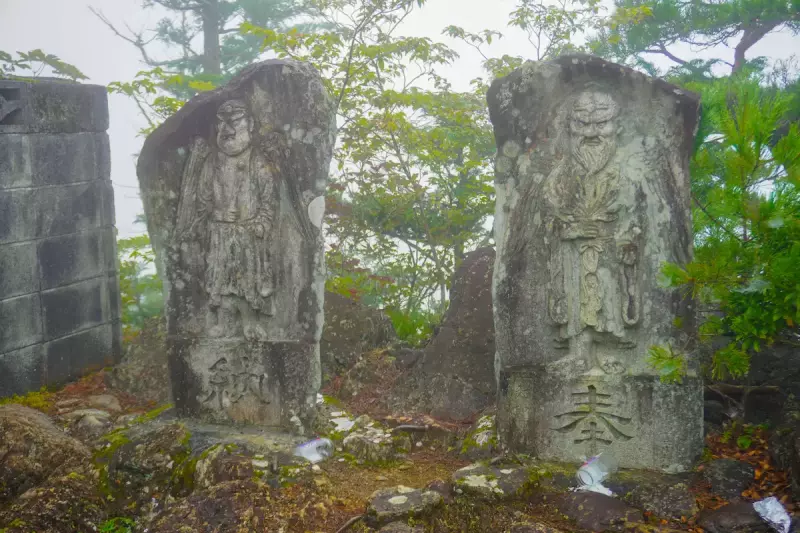 鋸山登山道の天狗の像