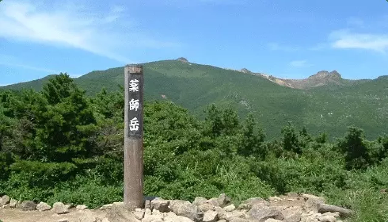 薬師岳から望む安達太良山