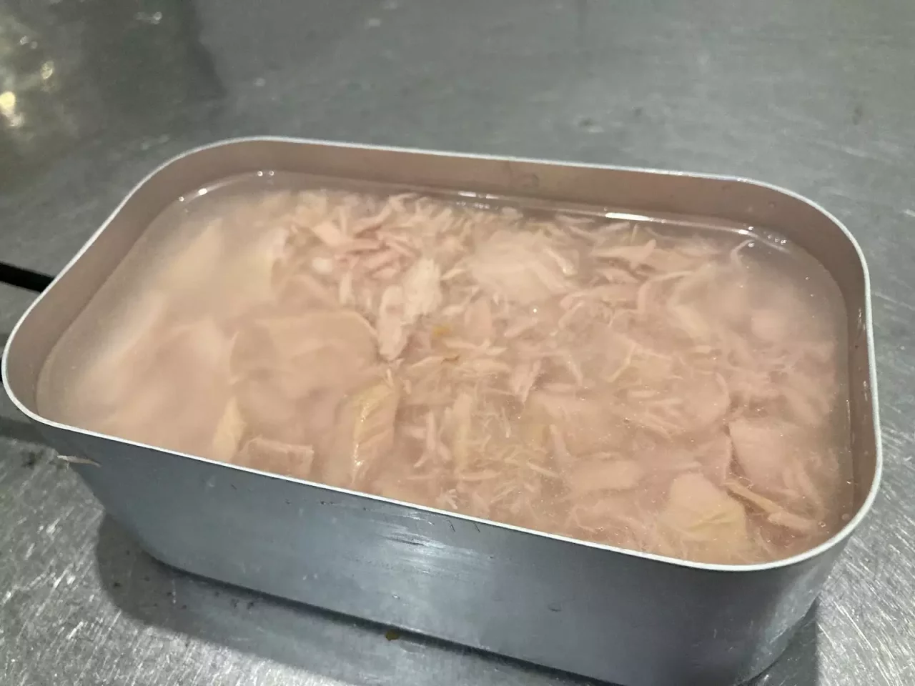 ツナ缶を加える