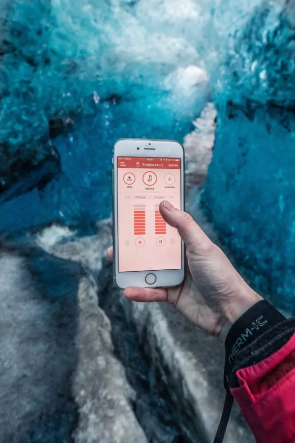 スマホで登山ウェアの温度コントロールを可能に!