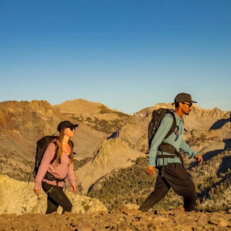 UPF35で日焼け知らず!オールシーズン着用できる超軽量メリノフーディー「リッジメリノ ソルスティス・ライトフーディー」を徹底レビュー