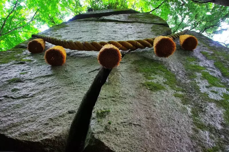 高さおよそ15mという大きな磐座は御神体となっていて、まさに“石割”という字面のごとき裂け目がとても印象的