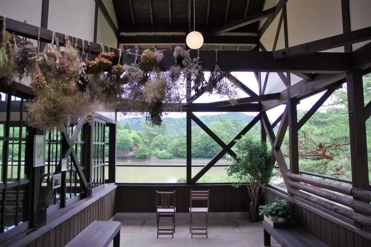 フラワーアレンジメントのアトリエと週末だけ開くカフェ