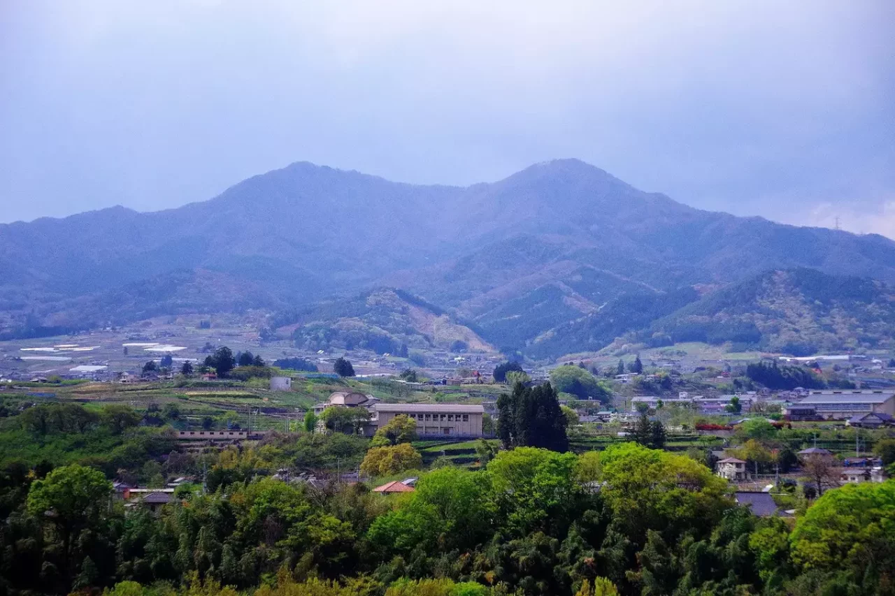 麓の塩山あたりから眺める小楢山