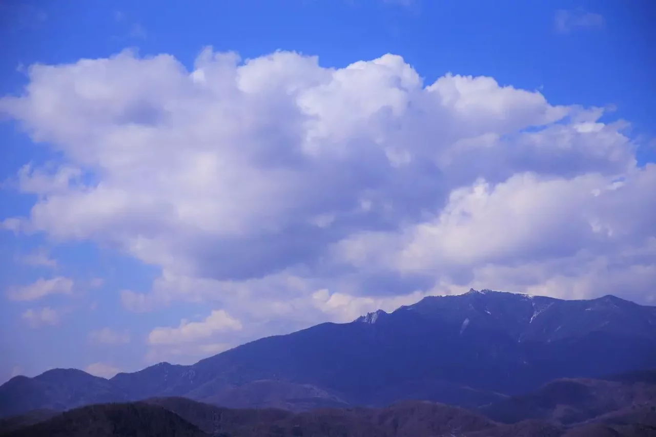 幕岩からは、すぐ目の前に小楢山のメインの山頂がよく見える